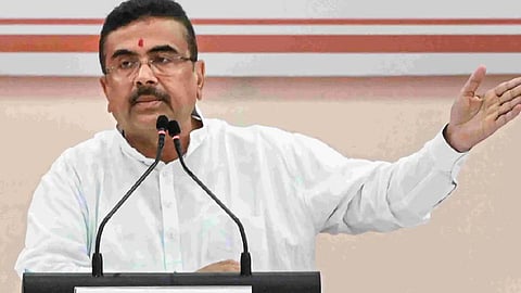 মাইকের সামনে দাঁড়িয়ে হাত উঁচিয়ে বক্তব্য পেশ করছেন মুখ্যমন্ত্রী শুভেন্দু অধিকারী