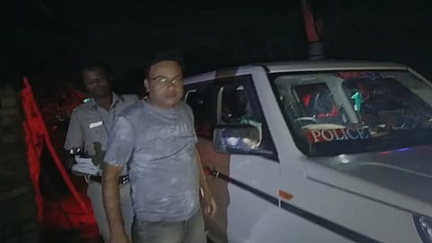 স্ত্রী এবং বাবাকে নৃশংসভাবে খুনের অভিযোগ উঠল এক যুবকের বিরুদ্ধে। এক তান্ত্রিকের কথায় ওই যুবক তার স্ত্রী এবং বাবাকে খুন করেছেন বলে অভিযোগ। বাঁকুড়ার সোনামুখী থানার ঘটনায় গ্রেপ্তার করা হয়েছে অভিযুক্তকে।