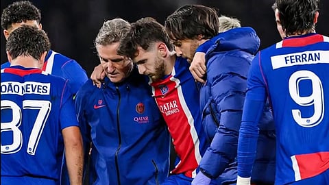 চোট পেয়ে মাঠ ছাড়ছেন PSG-র খিচা কাভারাতস্খেলিয়া