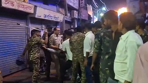 রাস্তায় কয়েকজন মানুষ 