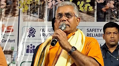 গেরুয়া পোশাক পরে এক ব্যক্তি
