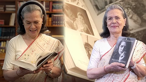 সাদা শাড়ি পরা এক মহিলা বই হাতে