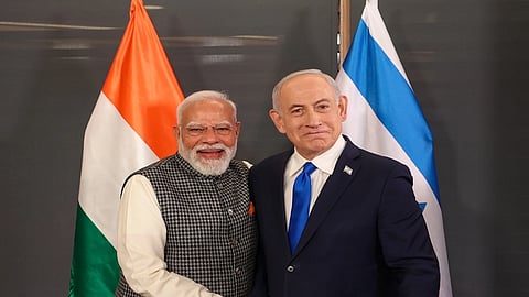 ইজ়রায়েলের স্বাধীনতা দিবসের অনুষ্ঠানে যোগ দেওয়ার জন্য প্রধানমন্ত্রী নরেন্দ্র মোদীকে আমন্ত্রণ জানালেন বেঞ্জামিন নেতানিয়াহু। এই আমন্ত্রণ গ্রহণ করে তাঁকে ধন্যবাদ জানিয়েছেন প্রধানমন্ত্রী নরেন্দ্র মোদী বলেও জানিয়েছেন নেতানিয়াহু। পশ্চিম এশিয়ার বর্তমান পরিস্থিতির পাশাপাশি ইজ়রায়েলের সঙ্গে দ্বিপাক্ষিক সম্পর্ক নিয়েও তাঁদের মধ্যে কথা হয়েছে বলে জানিয়েছেন ভারতের প্রধানমন্ত্রী।