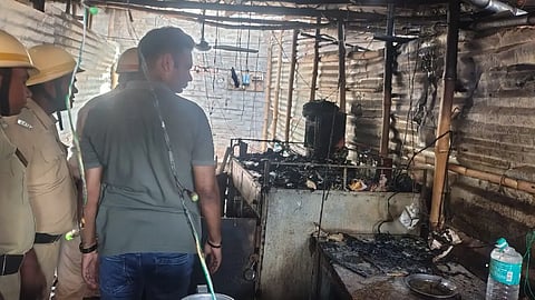 একটি দোকানে পুলিশ ও এক ব্যক্তি 