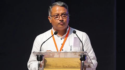সাদা পোশাক পরা এক ব্যক্তি 