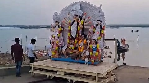 কাঠের উপর দুর্গামায়ের মূর্তি