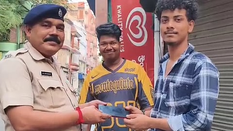 তিনজন মানুষকে দেখা যাচ্ছে 