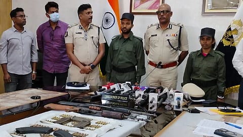 
কলকাতার সিপির উপস্থিতিতে দুই মাওবাদীর আত্মসমর্পণ। 
