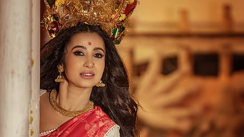 সাদা ব্লাউজ় আর লাল শাড়ি পরে খোলা চুলে অভিনেত্রী মনামী ঘোষ