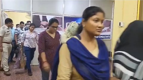 কয়েকজন মহিলা ও পুলিশ দেখা যাচ্ছে