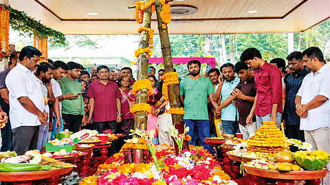 একটি বাঁশে ফুল এবং কয়েজন মানুষ 