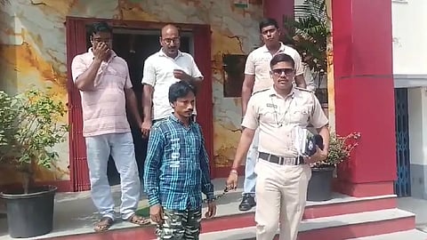 পাঁচ ব্য়ক্তিকে দেখা যাচ্ছে
