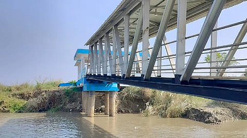 নদী ও ব্রিজ দেখা যাচ্ছে 