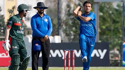 বাংলাদেশের বিরুদ্ধে আফগানিস্তানের অনূর্ধ্ব-১৯ দলের অধিনায়ক সোহেল খানের বোলিংয়ের ছবি।