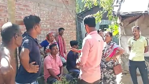 ছবিতে দেখা যাচ্ছে বাড়ির সামনে জটলা। এ বাড়িরই ছেলের রহস্যমৃত্যু হয়েছে। 