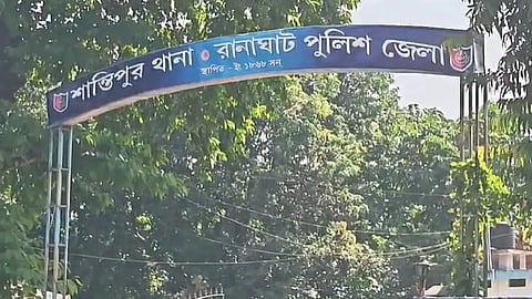 সবুজ পরিবেশের মধ্যে একটি হোর্ডিং 