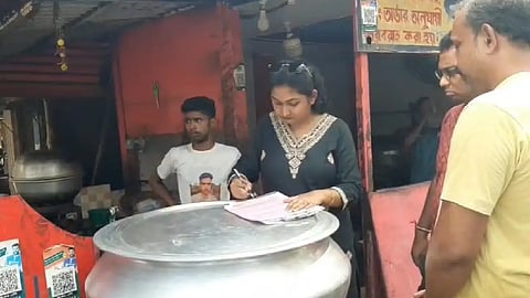 কয়েকজন লোক একটি দোকানের সামনে