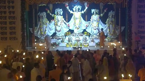 একটি অন্ধকার ঘরে মূর্তি ও আলো