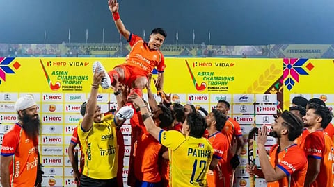 নীলকান্ত শর্মাকে নিয়ে সেলিব্রেশন প্লেয়ারদের