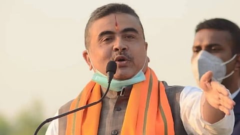 এক ব্যক্তি মাইক নিয়ে বক্তব্য রাখছে 