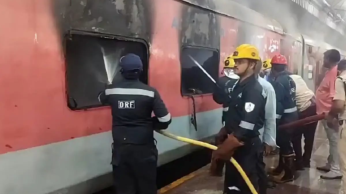 এক্সপ্রেস ট্রেনের এসি কামরায় হঠাৎ আগুন লেগে আতঙ্ক। Train Fire incident