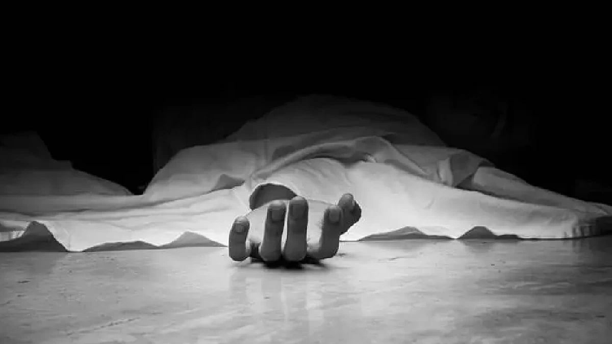 ঘরে ঢুকে বাবার পচাগলার দেহ দেখল ছেলে, যুবকের মৃত্যুর ঘিরে রহস্য আমডাঙায়