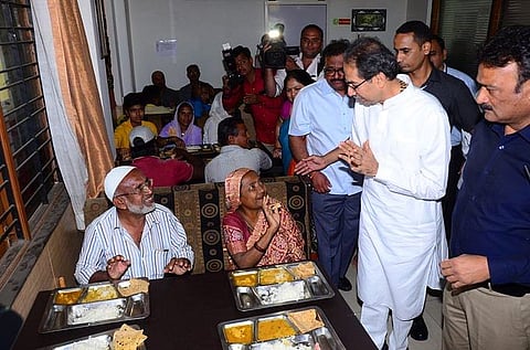 गरीबांना शिवभोजनाचा आसरा; जाणून घ्या पुण्यात कुठे कुठे मिळतेय ही थाळी? 