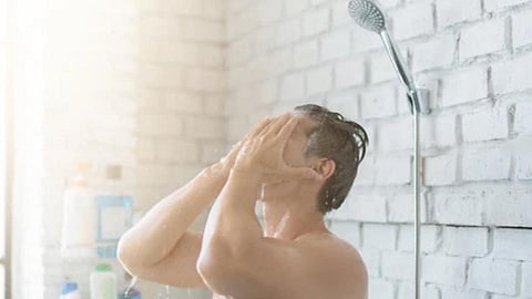 showering with contacts lenses 