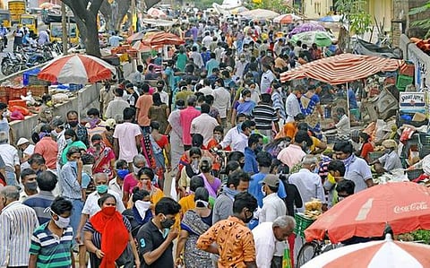 धामणगावात बुधवार ठरतोय कोरोनावार; नागरिकांची प्रचंड गर्दी; समूह संसर्गाचा धोका 