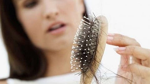 उन्हाळ्यात केस गळतीचा त्रास होत असेल तर 'या' स्मार्ट टिप्सचा करा वापर