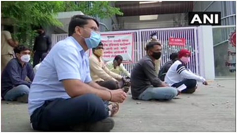 पुणे : रेमडेसिव्हिर इंजेक्शन मिळावं यासाठी कोविड रुग्णांच्या नातेवाईकांनी गुरुवारी जिल्हाधिकारी कार्यालयाबाहेर ठिय्या आंदोलन केलं.