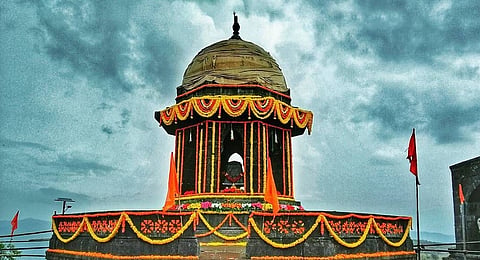 कथा रायगडाची आणि शिवस्मारकाची 