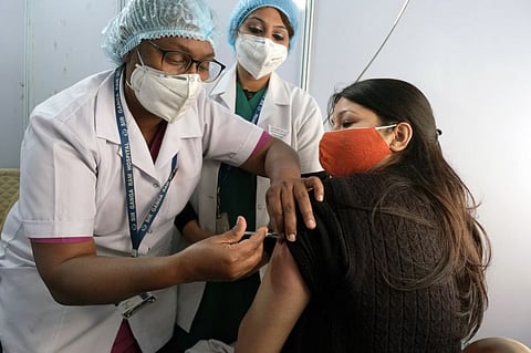 जळगाव जिल्ह्यात आठ दिवसापासून बंद लसीकरण सुरू; लस घेण्यासाठी गर्दी 