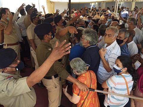 vaccination crowd
