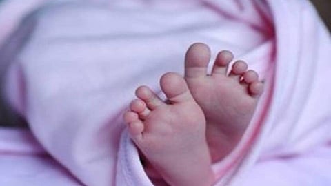 woman gave birth at the entrance of the sub-district hospital Niphad 
