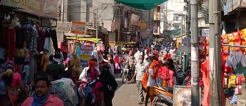 नियम तोडून विक्रेते रस्त्यावर; पोलिस, मनपा प्रशासनाची वाढली डोकेदुखी