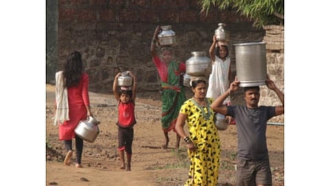Video - 'पंधरा वर्षे डोक्‍यावरून पाणी ओढतोय; जीव जायची वेळ, तरी पाणी मिळेना' 