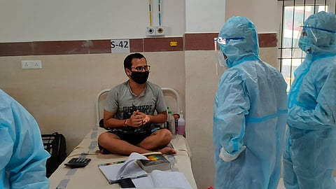 जिद्द! कोविड वॉर्डमध्ये कोरोना रुग्ण करतोय CA ची तयारी
