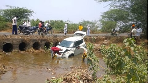 Tehsildar of Shevgaon Bhakad injured in accident