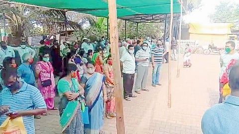 दुसऱ्या लाटेचा धसका: तासन्‌तास उभे राहूनही मिळेना लस 