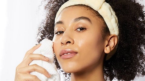 Skin Care Routine: चमकदार स्किन  मिळवण्यासाठी सकाळी 'या' रुटीनला फॉलो करा