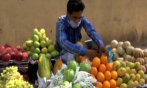 महापालिकेची फळ विक्रेत्यावर कारवाई 