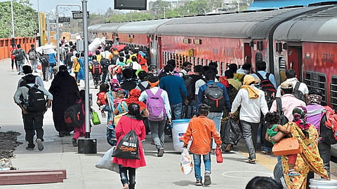 कडक लॉकडाऊनमुळे मजूर, कामगार परतीला; 'सचखंड एक्स्प्रेस'ला तुडूंब गर्दी 