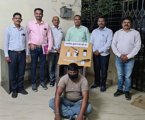 पाटस टोलनाक्यावरील सुरक्षा रक्षक गावठी कट्टा, तलवारीसह जेरबंद