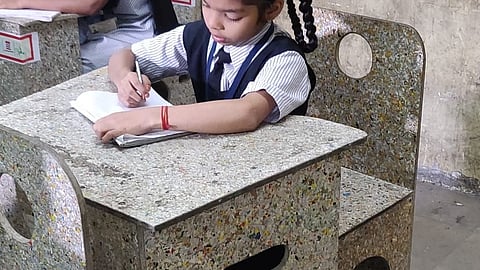 टाकाऊपासून टिकाऊ! वापरलेल्या टेट्रा पॅकपासून तयार होणार शाळेतील बेंच