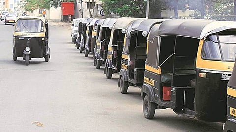 वाट बघतोय रिक्षावाला..तीही शासनाच्या दीड हजाराची !