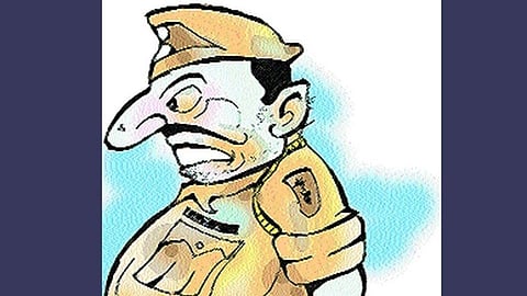 कोल्हापूर: मास्क न वापरल्याने पोलीस निरीक्षकांची थेट पोलिसावरच कारवाई