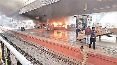नागपूरच्या रेल्वे स्टेशनवर आग; तीन बंबांच्या मदतीने नियंत्रण 