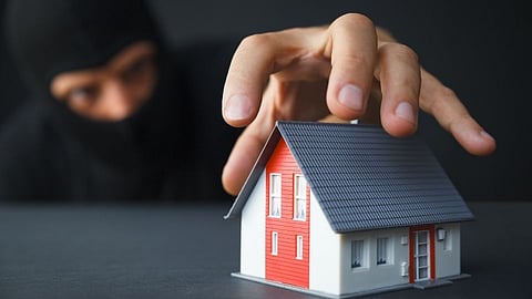 रात्रीच्या वेळी घराची खिडकी उघडी ठेवणे पडले महागात; 3 लाखांचा ऐवज लंपास 