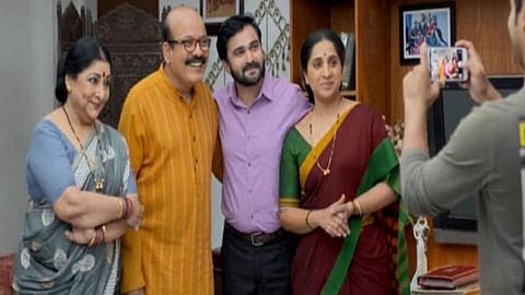 Aai Kuthe Kay Karte